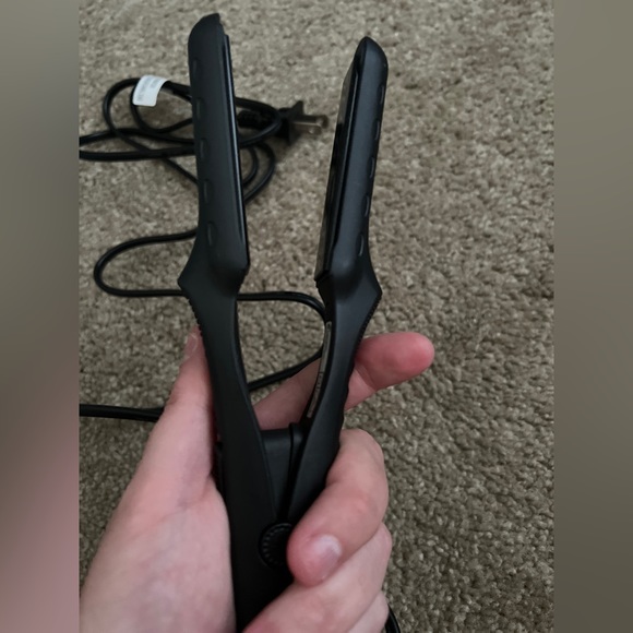 LOVANI Mini Portable Flat Iron - Picture 2 of 3